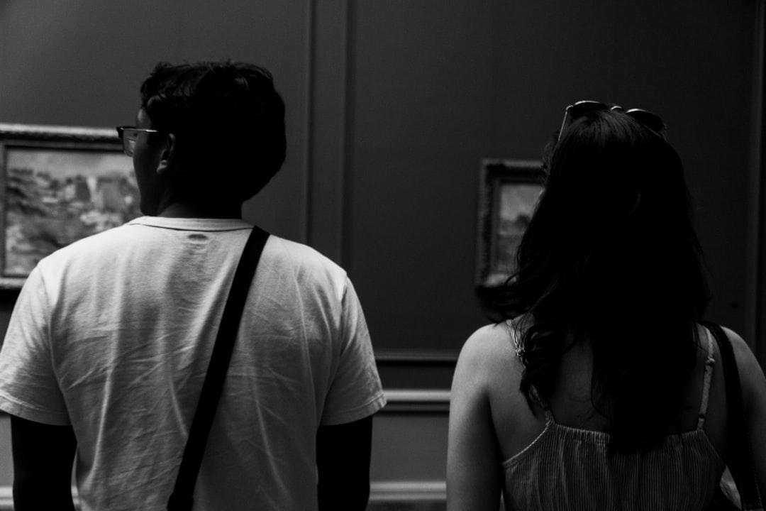 découvrez comment reconnaître une relation narcissique, comprendre ses dynamiques toxiques et apprendre à vous en protéger pour préserver votre bien-être émotionnel.