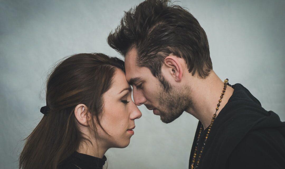 découvrez les dynamiques complexes d'une relation narcissique, apprenez à reconnaître les signes et trouvez des conseils pour vous en protéger et guérir.