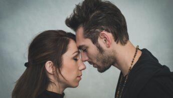 découvrez les dynamiques complexes d'une relation narcissique, apprenez à reconnaître les signes et trouvez des conseils pour vous en protéger et guérir.