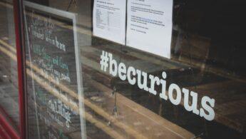 découvrez les principaux signes d'intérêt à reconnaître chez une personne, pour mieux comprendre ses sentiments et intentions.