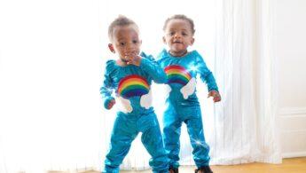 découvrez tout sur les jumeaux : différences, similitudes, anecdotes et conseils pour les parents de jumeaux.