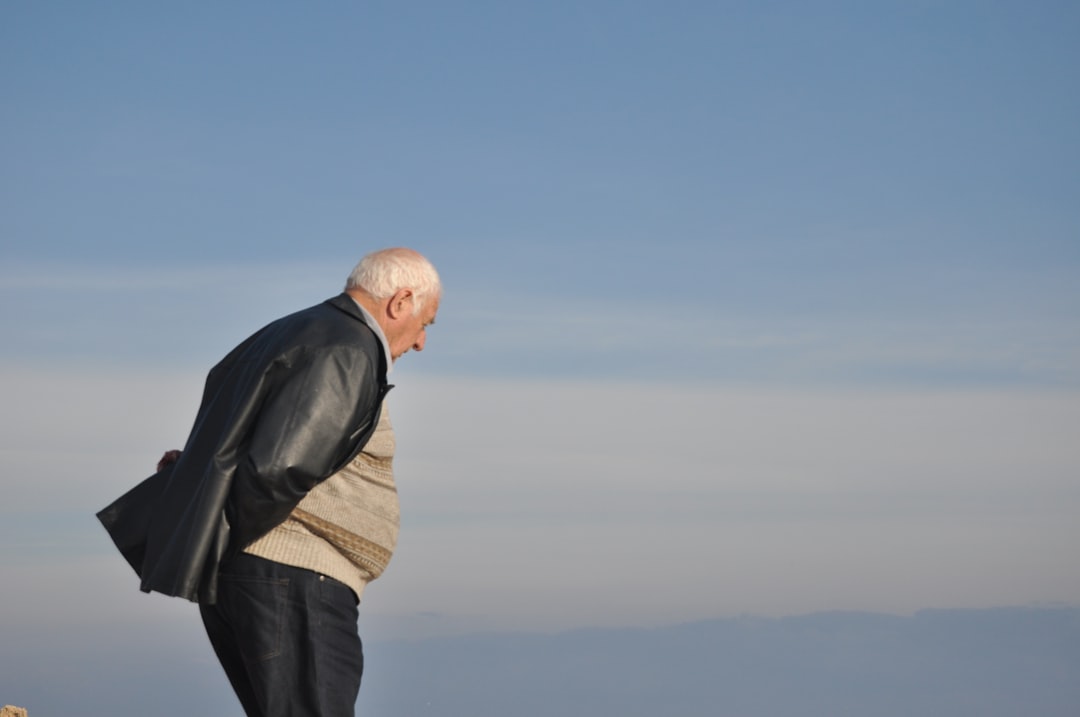 découvrez la signification profonde de la dignité, un concept essentiel qui valorise le respect de soi et des autres dans toutes les situations de la vie.