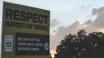 découvrez la signification profonde de la dignité et son importance dans la vie quotidienne pour préserver le respect de soi et des autres.