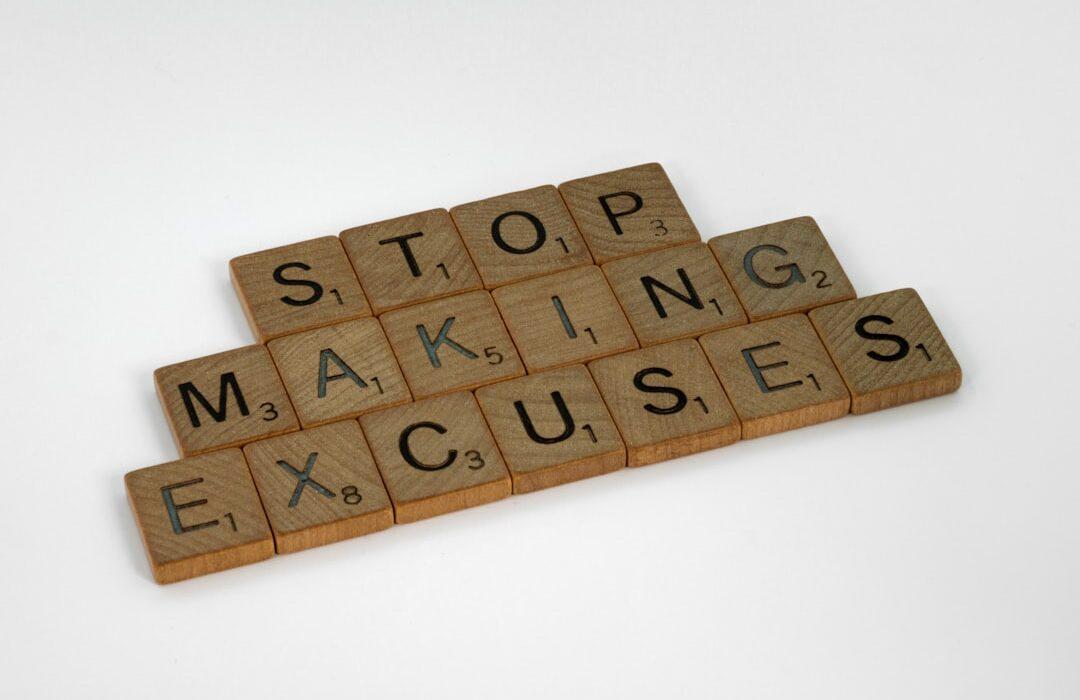 découvrez comment cesser de chercher des excuses et adopter une attitude proactive pour surmonter les obstacles avec confiance et détermination.