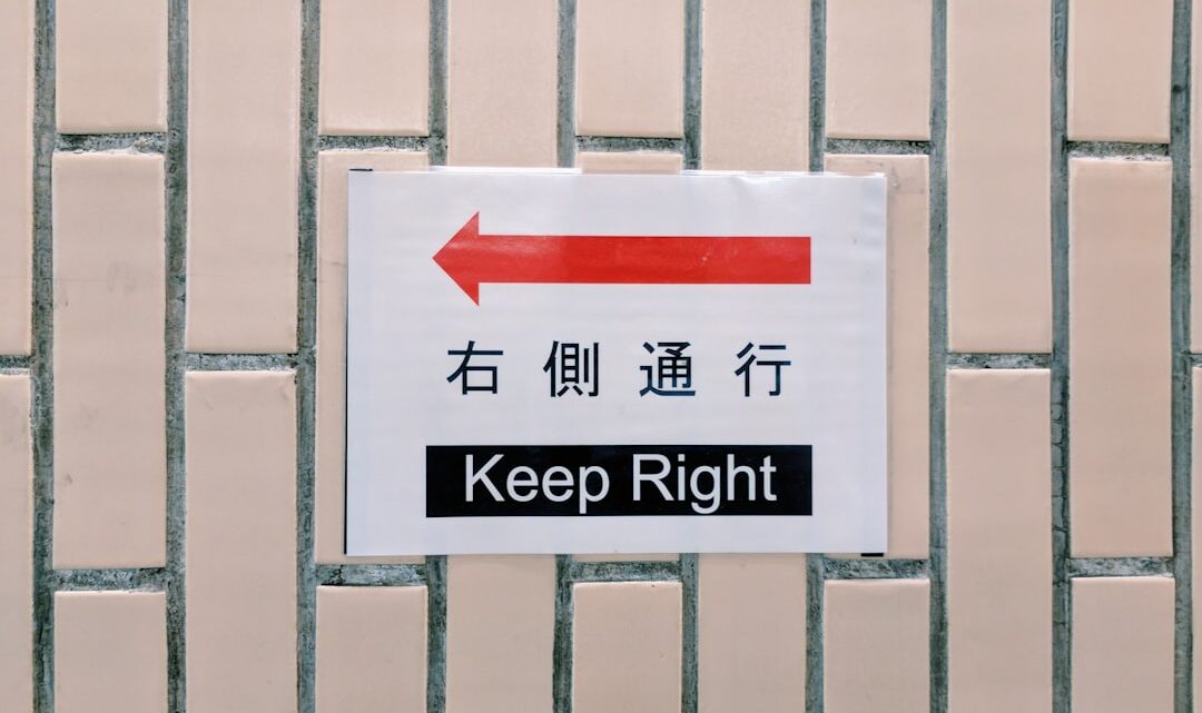 comprendre la confusion gauche-droite : causes, symptômes et méthodes pour mieux distinguer la gauche de la droite au quotidien.