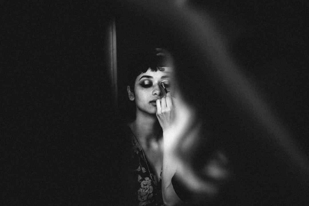 découvrez les vulnérabilités des narcissiques et comprenez les failles émotionnelles qui sous-tendent leur comportement afin de mieux gérer les relations avec eux.