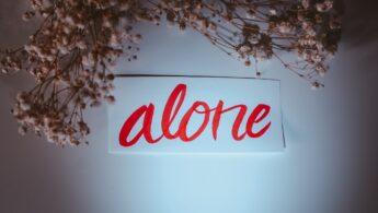 découvrez des conseils pratiques pour surmonter la solitude et la tristesse, retrouver le bien-être émotionnel et cultiver des relations épanouissantes.