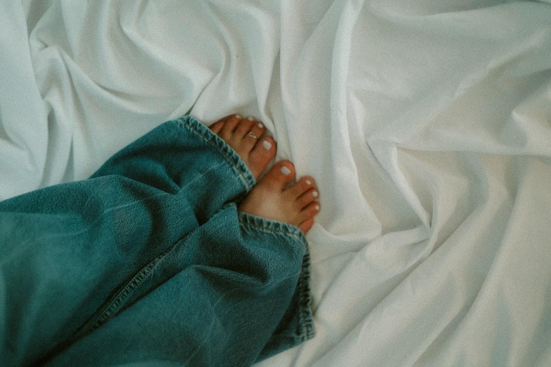 découvrez les bienfaits apaisants des câlins au lit pour réduire le stress, améliorer le sommeil et renforcer les liens affectifs.