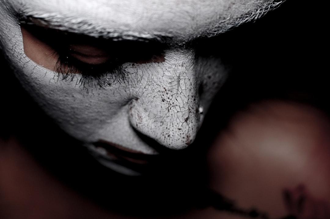 découvrez 'silent tears', une œuvre poignante qui explore la profondeur des émotions cachées et le silence des larmes non versées.