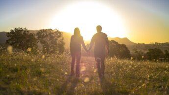 découvrez comment les croyances alchimiques influencent et transforment les relations humaines, mêlant symbolisme ancien et dynamiques affectives modernes.