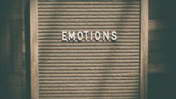 découvrez ce qu'est l'immaturité émotionnelle, ses causes, ses impacts sur les relations et comment y faire face pour mieux gérer vos émotions et vos interactions.