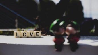 découvrez les différences entre l'amour véritable et l'illusion dans cette exploration profonde des sentiments et des perceptions.