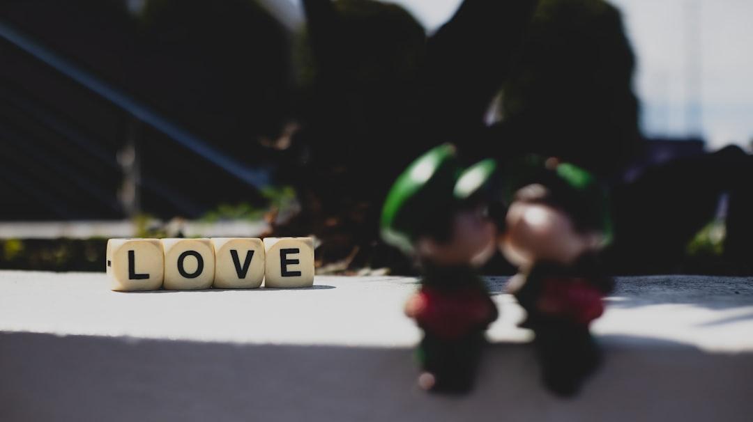 découvrez les différences entre l'amour véritable et l'illusion dans cette exploration profonde des sentiments et des perceptions.