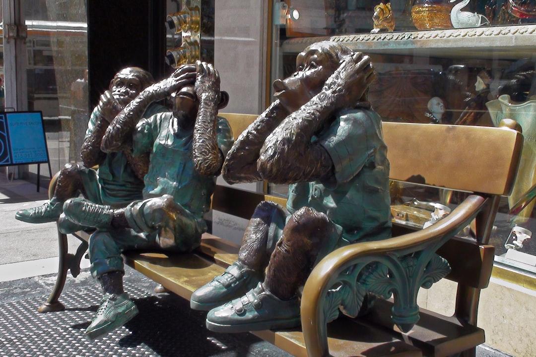 découvrez la signification des trois singes sages : ne rien voir, ne rien entendre, ne rien dire. un symbole de sagesse et de prudence à travers les cultures.