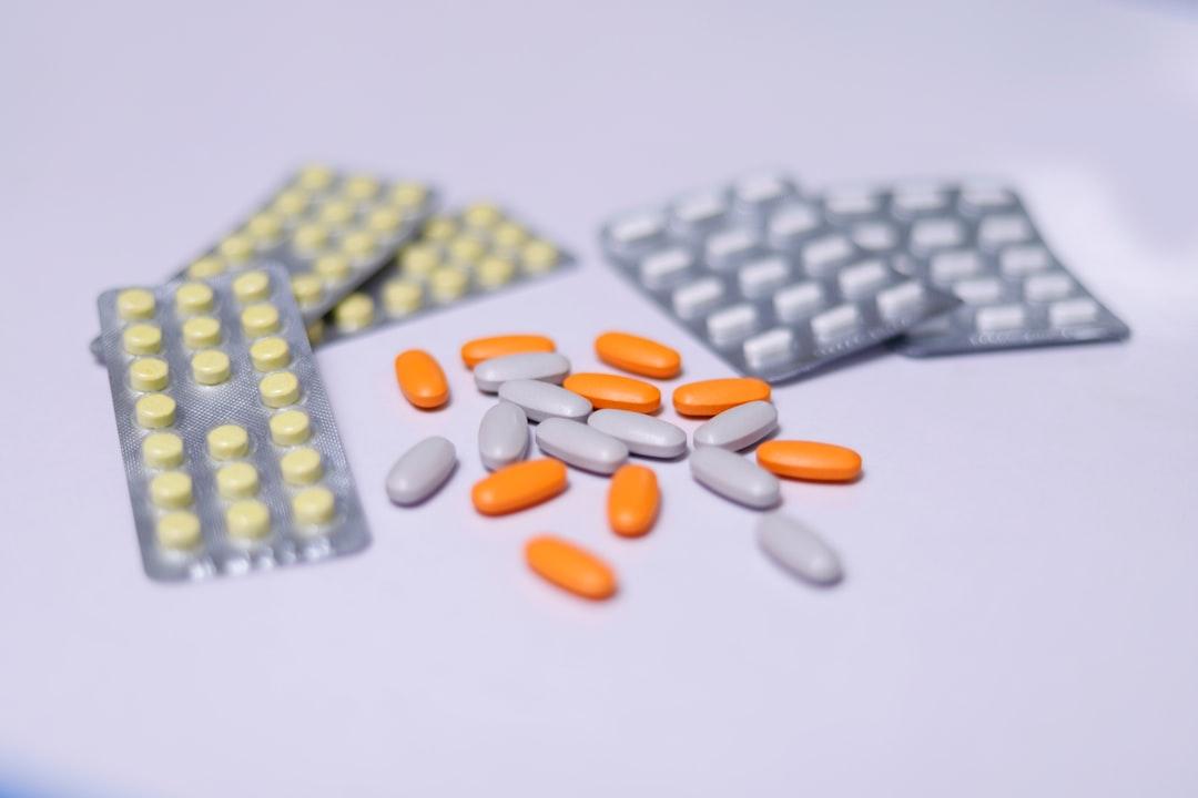 découvrez les effets, avantages et précautions de la combinaison d'antidépresseurs et d'anxiolytiques pour une meilleure prise en charge des troubles anxieux et dépressifs.