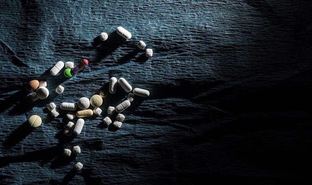 découvrez les effets, avantages et précautions de la combinaison d'antidépresseurs et d'anxiolytiques pour un traitement efficace des troubles de l'humeur et de l'anxiété.