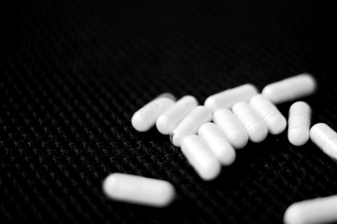 découvrez les effets, bénéfices et précautions liés à la combinaison d'antidépresseurs et d'anxiolytiques pour mieux gérer dépression et anxiété.