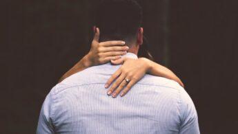 découvrez les différentes significations des câlins et ce qu'ils représentent dans diverses cultures et relations.