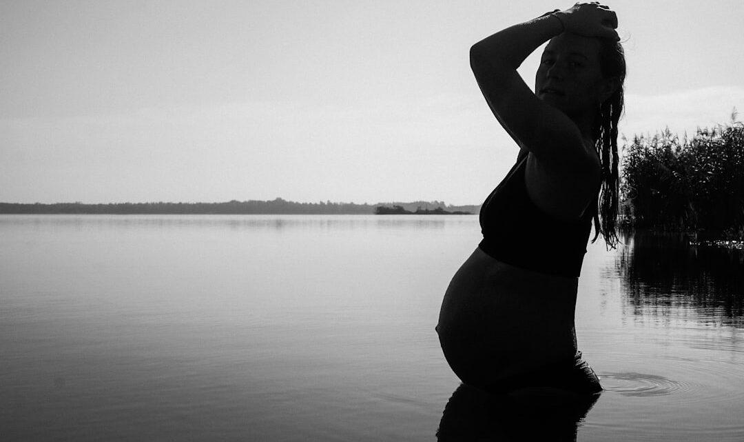 le syndrome de privation maternelle désigne les conséquences psychologiques et émotionnelles liées à l'absence prolongée ou au manque d'attachement avec la mère durant l'enfance, pouvant affecter le développement de l'enfant.