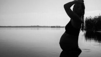 le syndrome de privation maternelle désigne les conséquences psychologiques et émotionnelles liées à l'absence prolongée ou au manque d'attachement avec la mère durant l'enfance, pouvant affecter le développement de l'enfant.