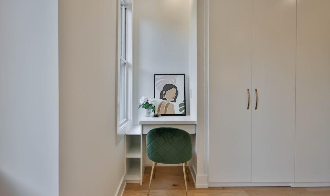 découvrez ce qu'est le narcissisme, ses caractéristiques, ses causes et son impact sur les relations personnelles et professionnelles.