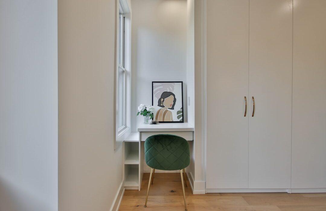 découvrez ce qu'est le narcissisme, ses caractéristiques, ses causes et son impact sur les relations personnelles et professionnelles.