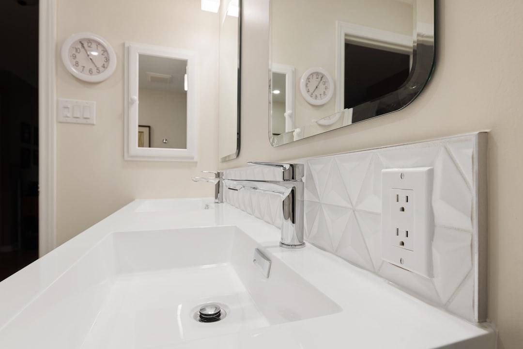 découvrez tout sur le narcissisme : ses causes, ses effets sur les relations et comment y faire face efficacement.