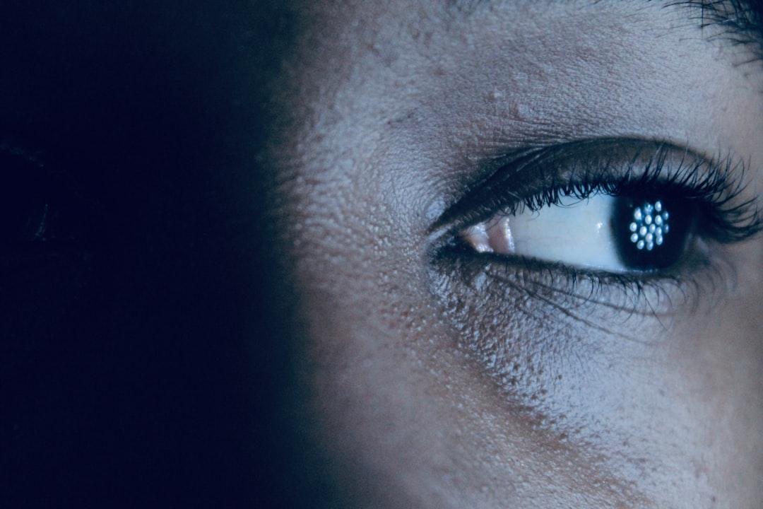 découvrez tout sur la perception : comment nous interprétons le monde qui nous entoure grâce à nos sens et notre cerveau.