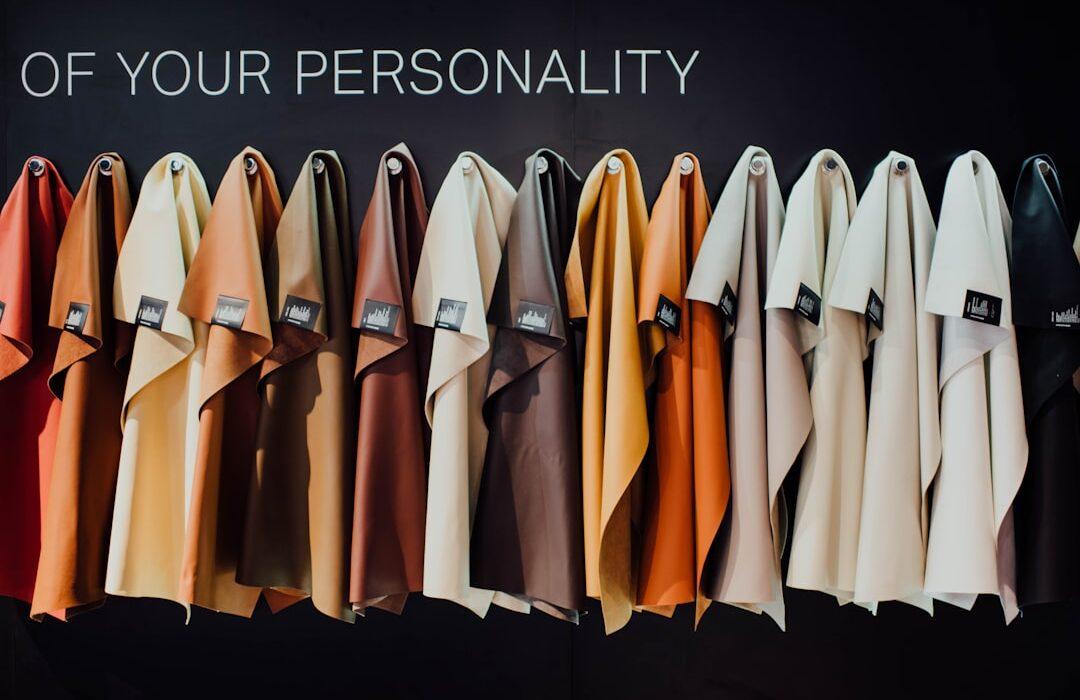 découvrez la théorie des traits de personnalité, une approche psychologique qui identifie et analyse les caractéristiques durables influençant le comportement humain.