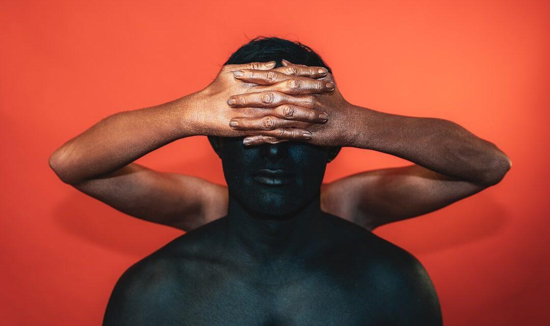 découvrez la signification psychologique de la couleur noire, ses symboles, ses impacts sur l'humeur et comment elle influence notre perception.