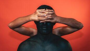 découvrez la signification psychologique de la couleur noire, ses symboles, ses impacts sur l'humeur et comment elle influence notre perception.