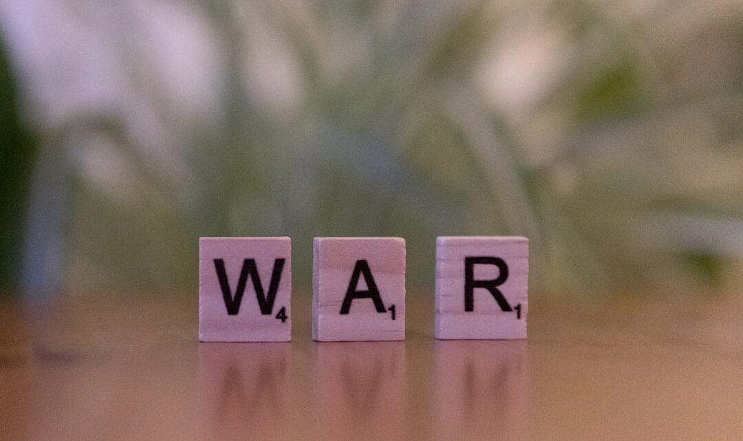 découvrez les stratégies et techniques de la guerre psychologique, un domaine essentiel pour influencer, manipuler et déstabiliser l'ennemi sans recours à la force physique.