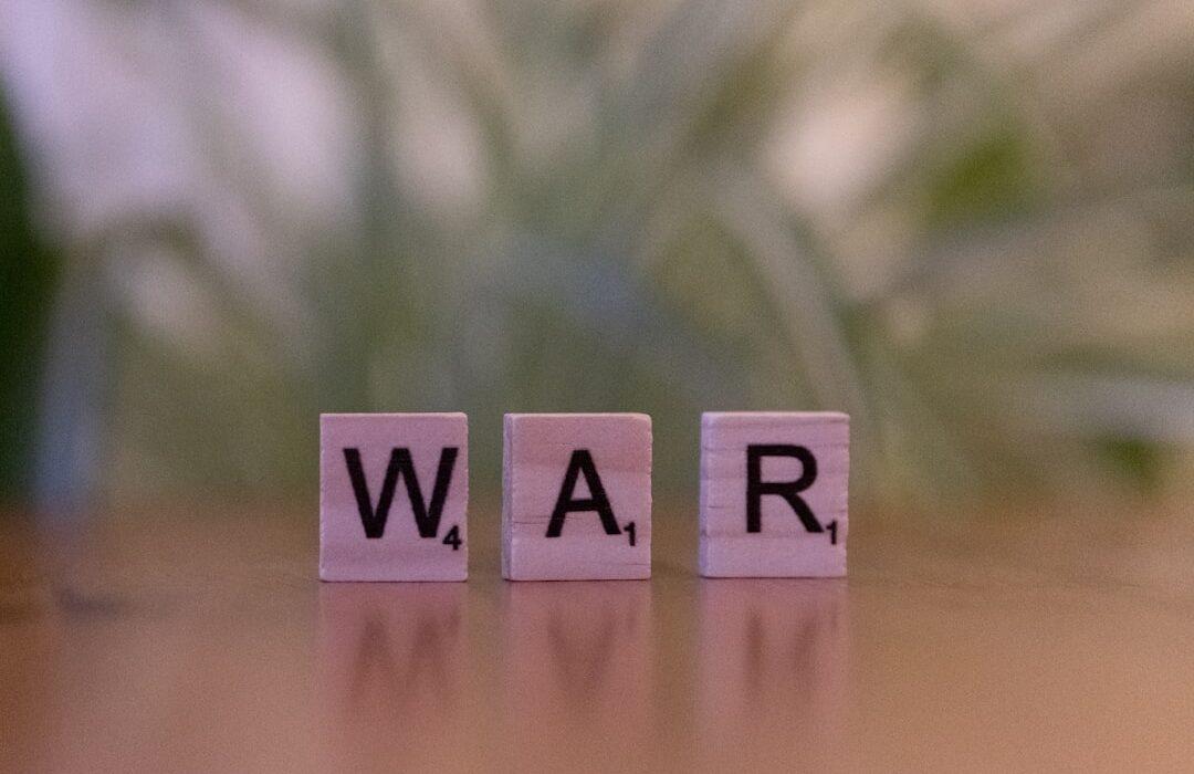 découvrez les stratégies et techniques de la guerre psychologique, un domaine essentiel pour influencer, manipuler et déstabiliser l'ennemi sans recours à la force physique.