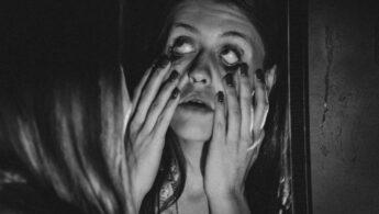 découvrez comment une personne psychopathe peut réagir émotionnellement face à l'abandon, avec des comportements souvent atypiques et des réponses complexes.