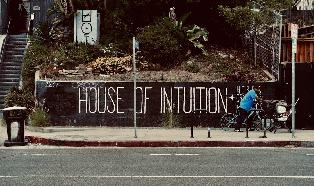 découvrez le principe de réalité, concept clé en psychologie qui explique comment l'esprit équilibre désirs et contraintes du monde réel.