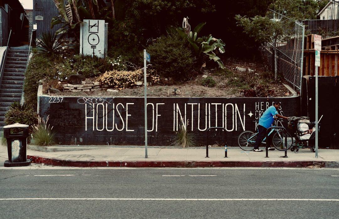 découvrez le principe de réalité, concept clé en psychologie qui explique comment l'esprit équilibre désirs et contraintes du monde réel.