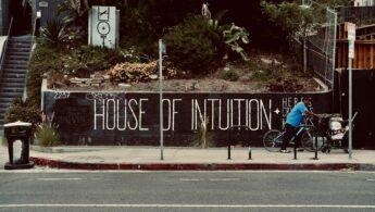 découvrez le principe de réalité, concept clé en psychologie qui explique comment l'esprit équilibre désirs et contraintes du monde réel.