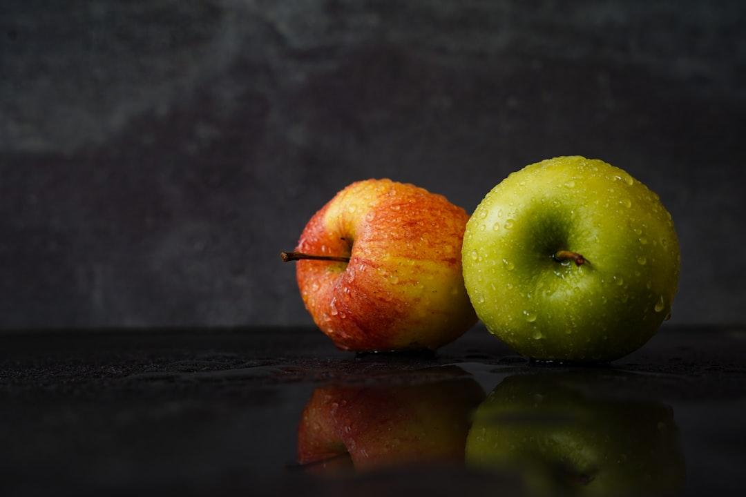 découvrez la théorie de la pomme pourrie, expliquant comment un individu ou un élément problématique peut affecter négativement un groupe ou une organisation entière.