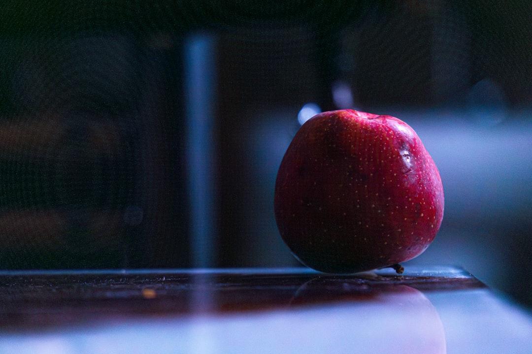 découvrez la théorie de la pomme pourrie, expliquant comment un individu corrupt peut influencer négativement un groupe entier.