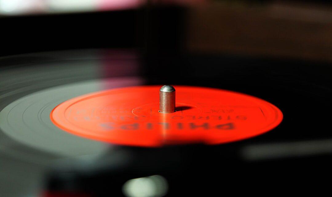 découvrez l'importance du ton de la voix et comment l'ajuster pour améliorer vos communications et transmettre vos émotions avec impact.