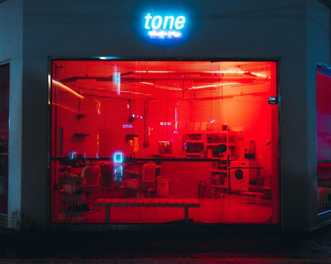 découvrez comment le ton de la voix influence la communication et apprenez à l'adapter pour mieux transmettre vos messages.