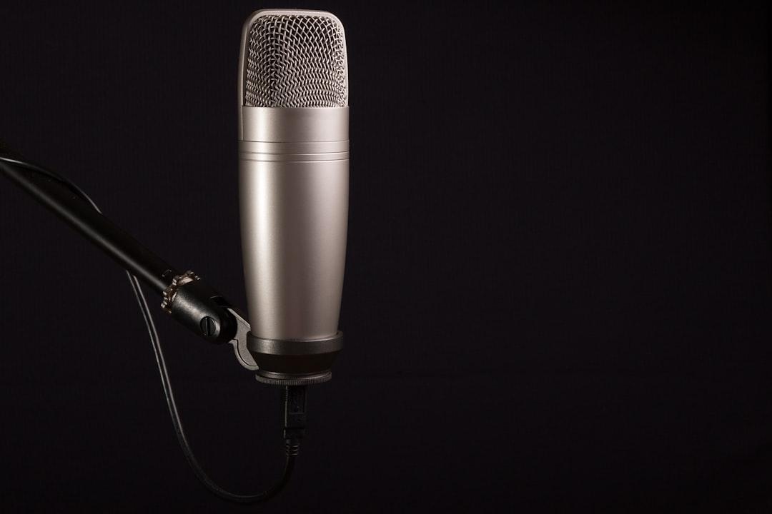 découvrez l'importance du ton de la voix dans la communication et comment l'adapter pour mieux transmettre vos messages et émotions.