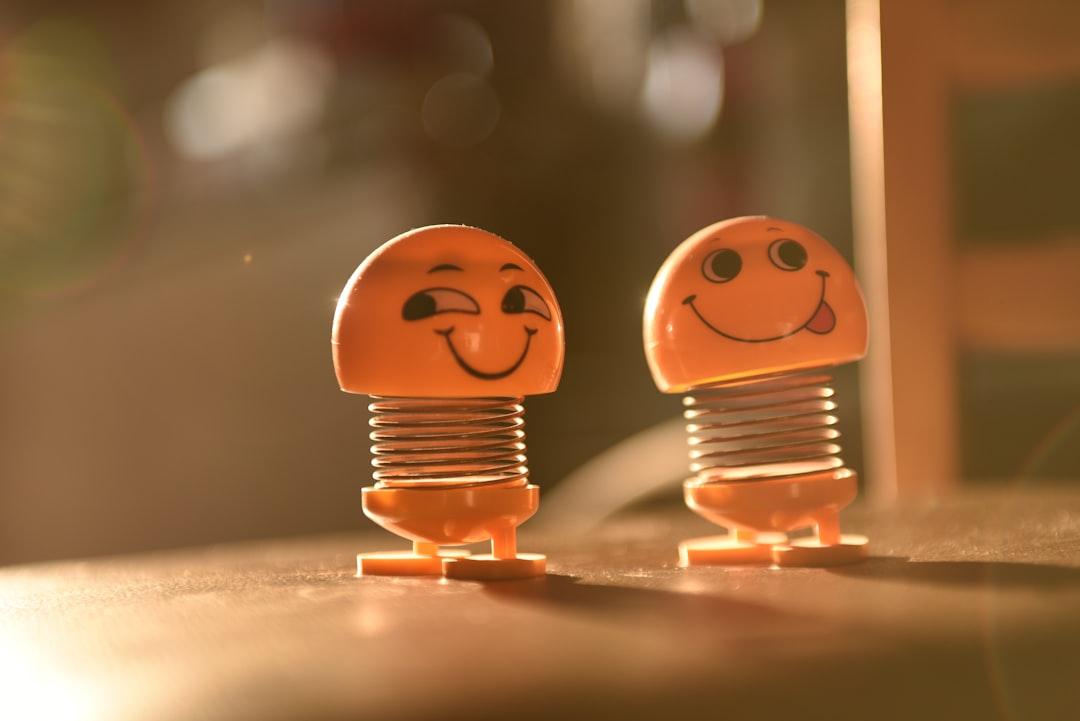 découvrez le monde fascinant des microexpressions, ces expressions faciales rapides révélant les émotions véritables. apprenez à les reconnaître pour mieux comprendre les autres.