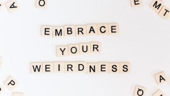 découvrez l'art des microexpressions : déchiffrez les émotions cachées et améliorez votre communication en lisant les subtilités du langage non verbal.