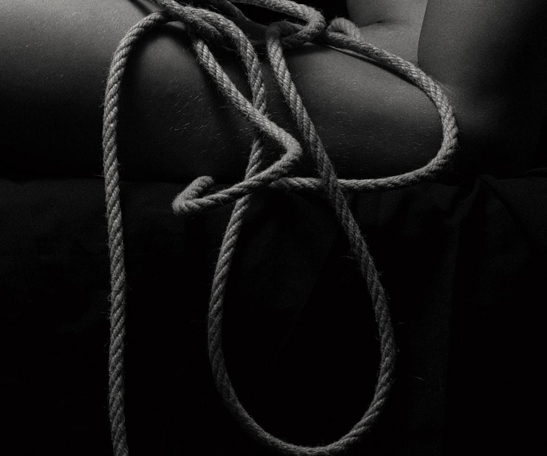 découvrez les mécanismes de l'auto-destruction, ses causes psychologiques et comment y faire face pour retrouver un équilibre émotionnel.